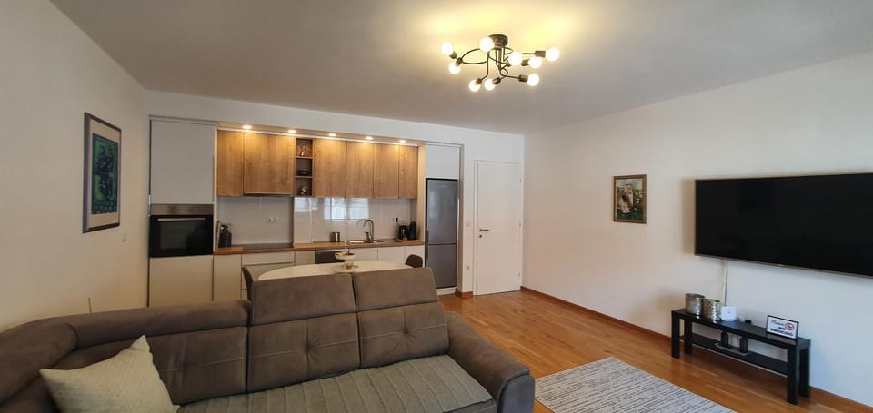 TV and multimedia, Kitchen or kitchenette, Living room, Seating area