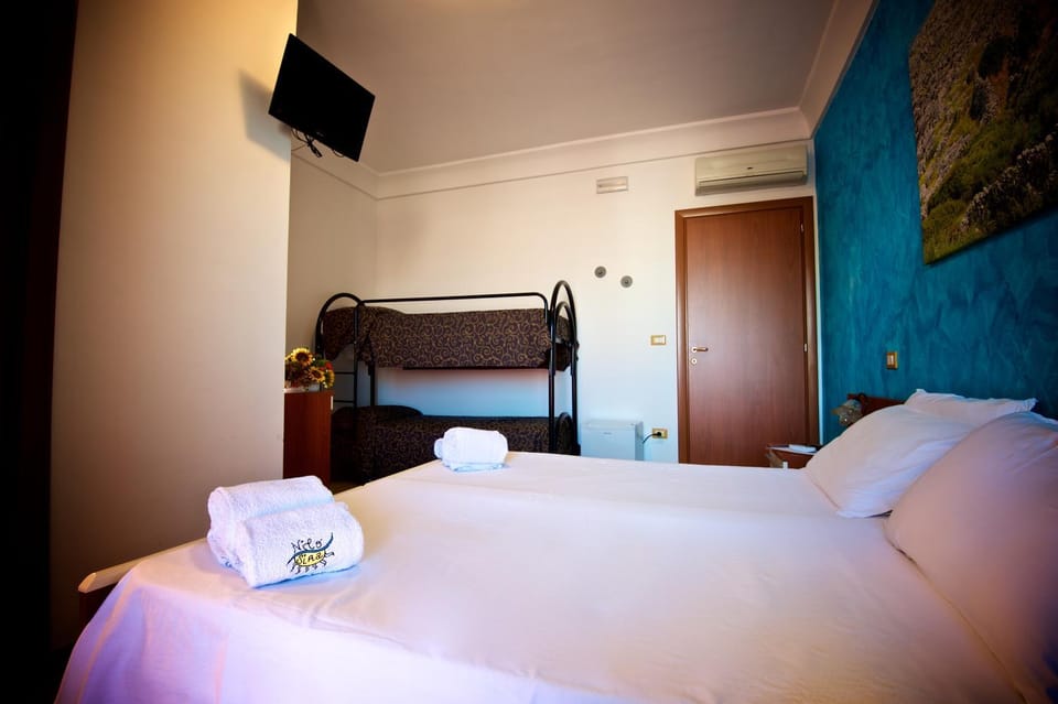 Bed, Bedroom, bunk bed