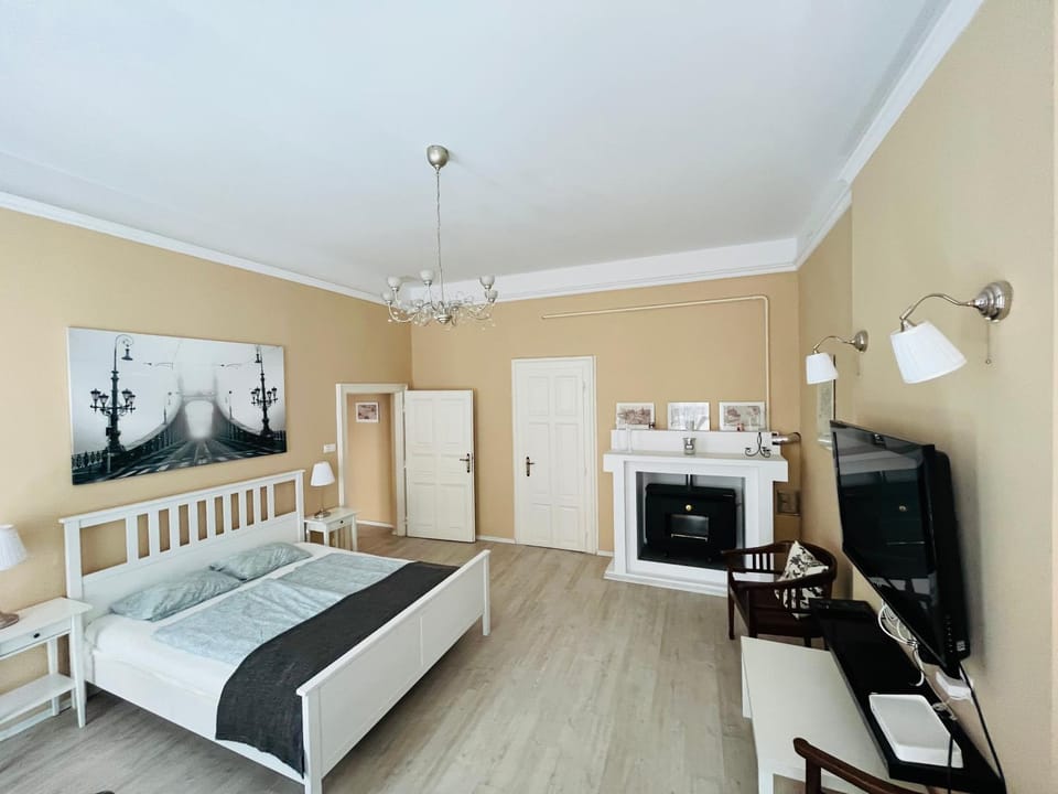 Bed, TV and multimedia, Bedroom