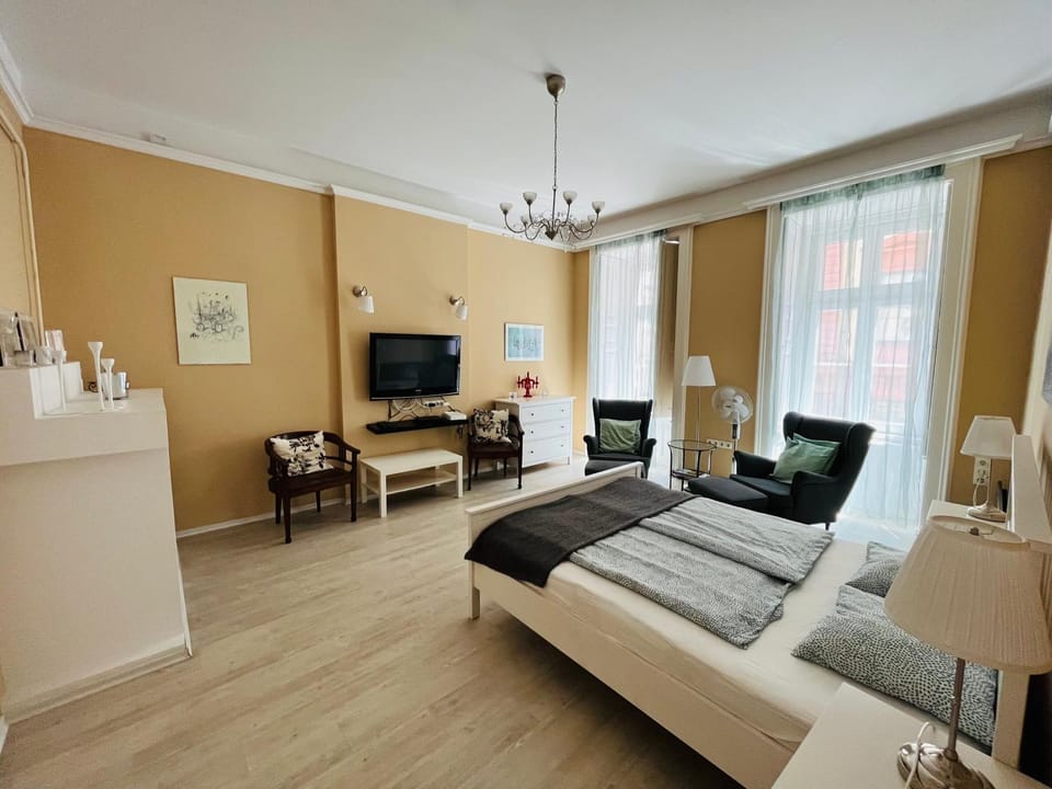 Bed, TV and multimedia, Living room, Bedroom