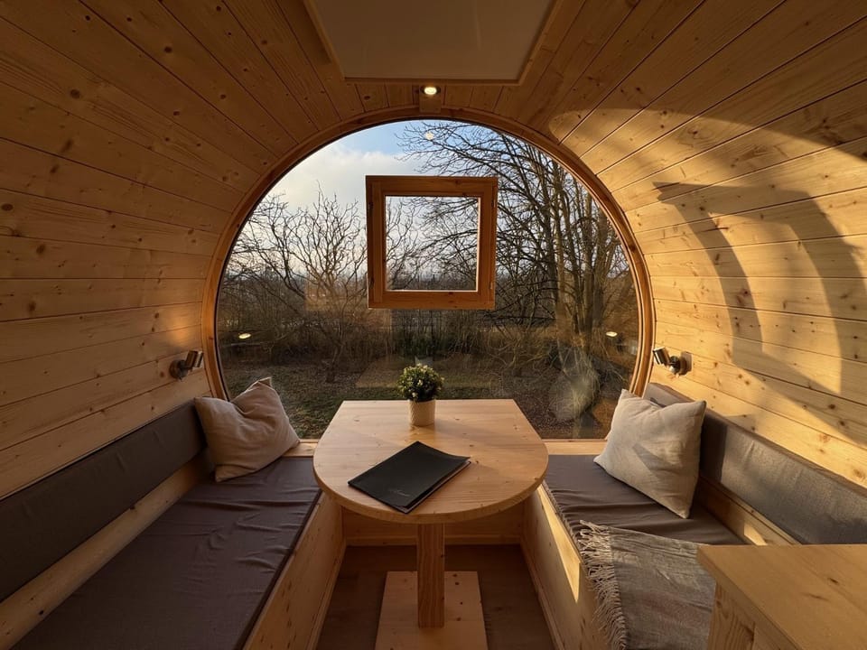 Seating area, Dining area