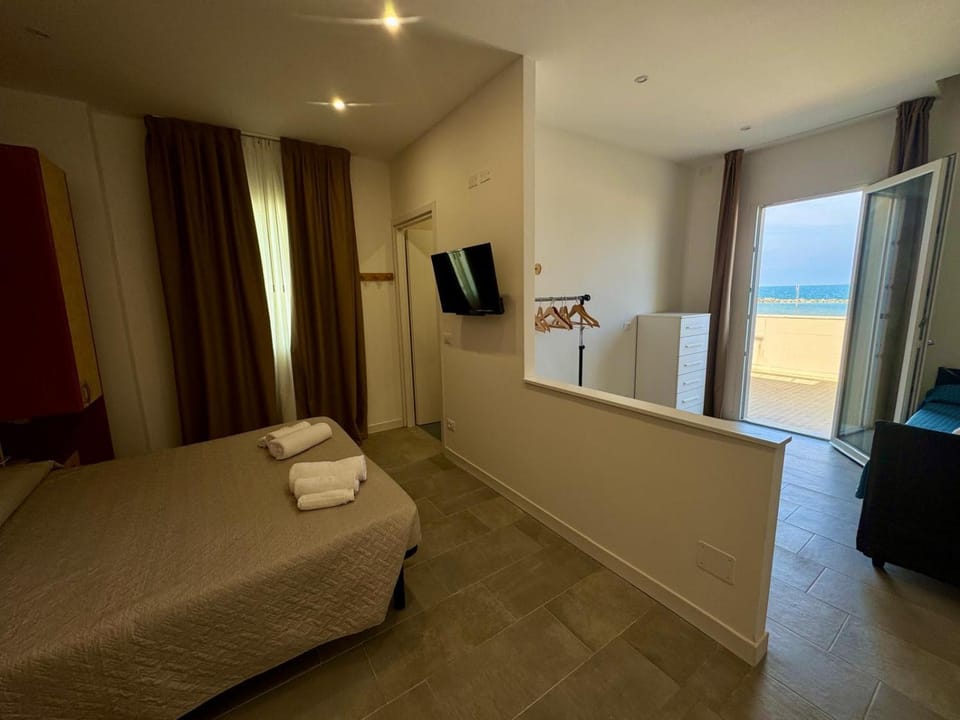 Bed, TV and multimedia, Photo of the whole room, Bedroom