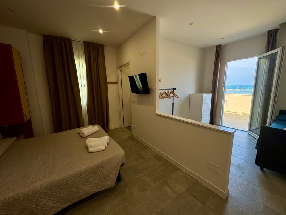 Bed, TV and multimedia, Photo of the whole room, Bedroom
