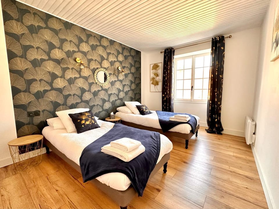 Bed, Photo of the whole room, Bedroom, towels