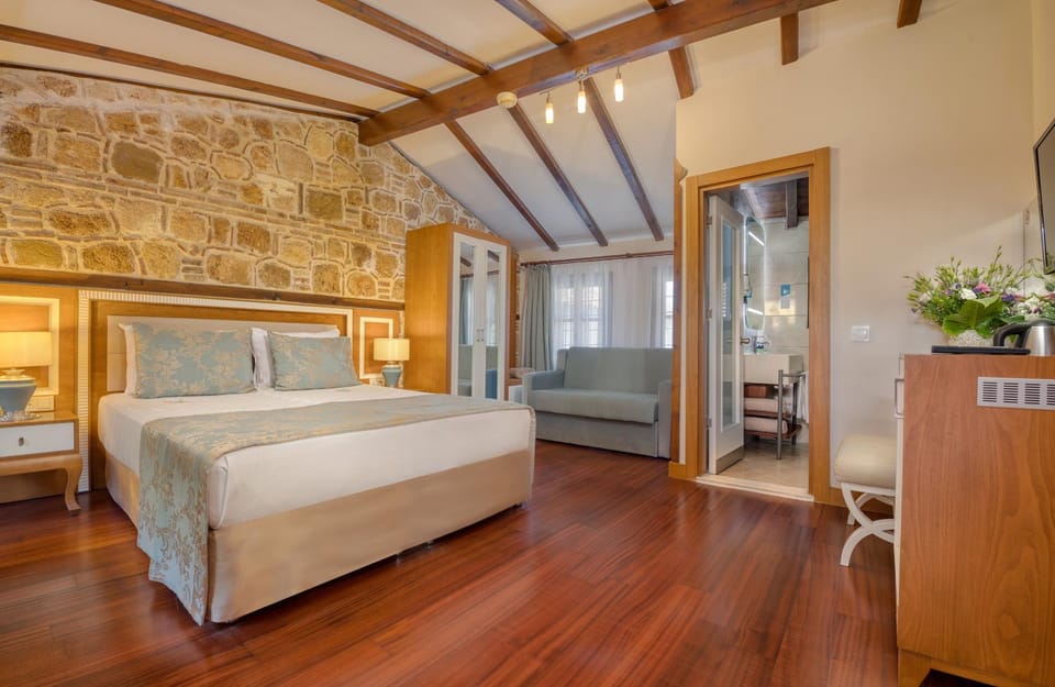 Shower, Toilet, Bed, Garden, TV and multimedia, Kitchen or kitchenette, Photo of the whole room, Decorative detail, Bedroom, Street view, locker, oven, air conditioner