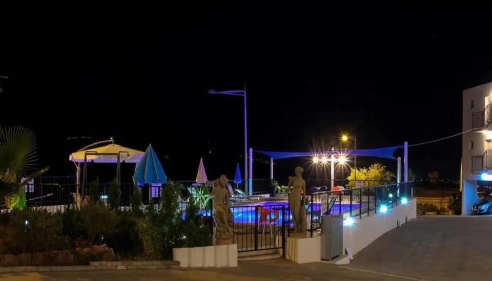 Panoramic Holidays - Deluxe 5 Apartment in Peyia