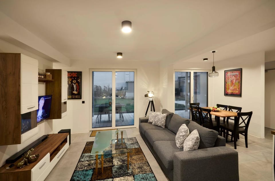TV and multimedia, Living room, Seating area, Dining area