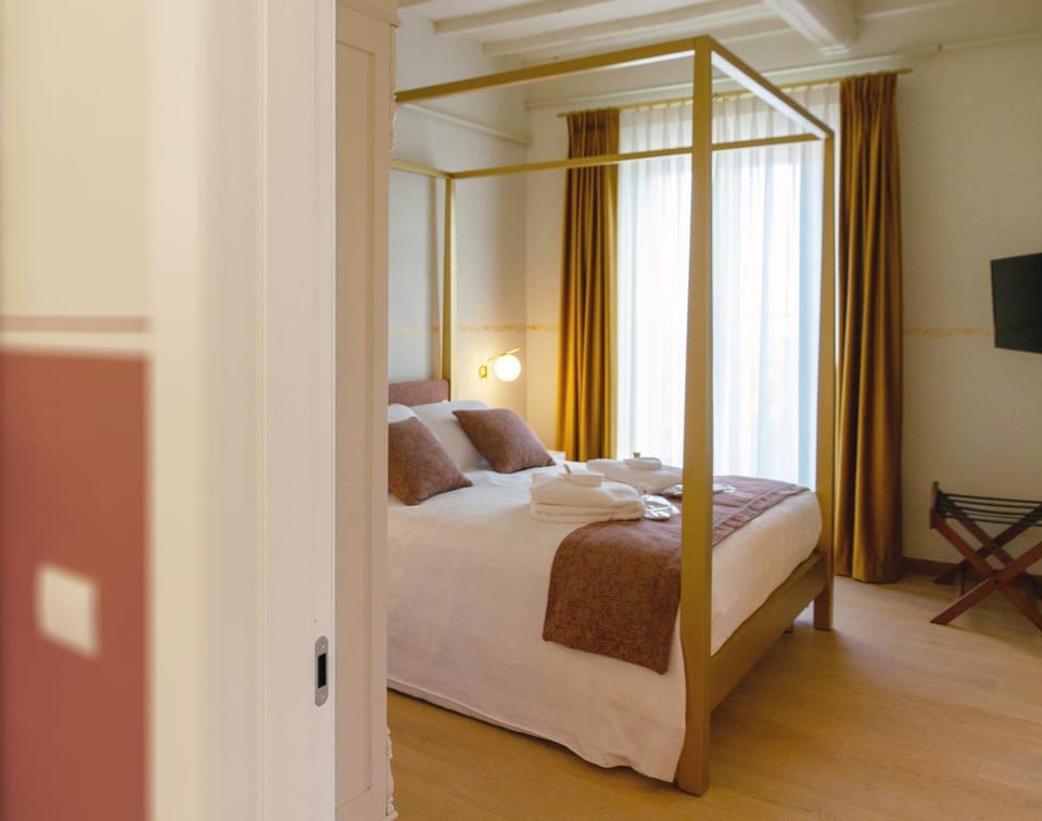 Bed, Bedroom, towels