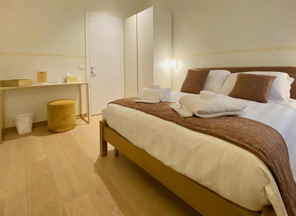 Bedroom, towels, wardrobe
