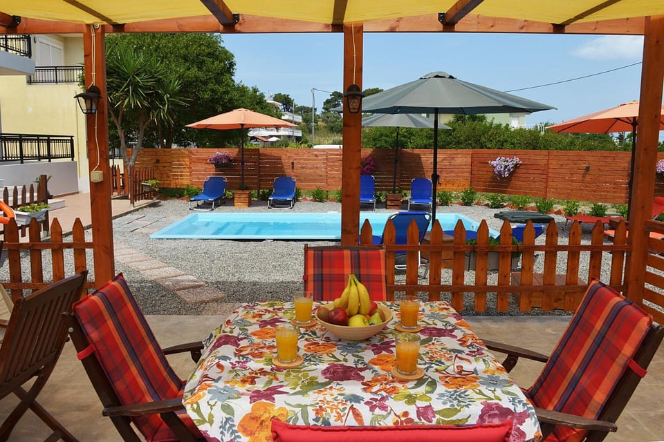 Seating area, Swimming pool, sunbed