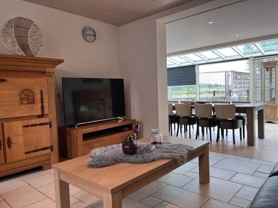 TV and multimedia, Living room, Seating area, Dining area