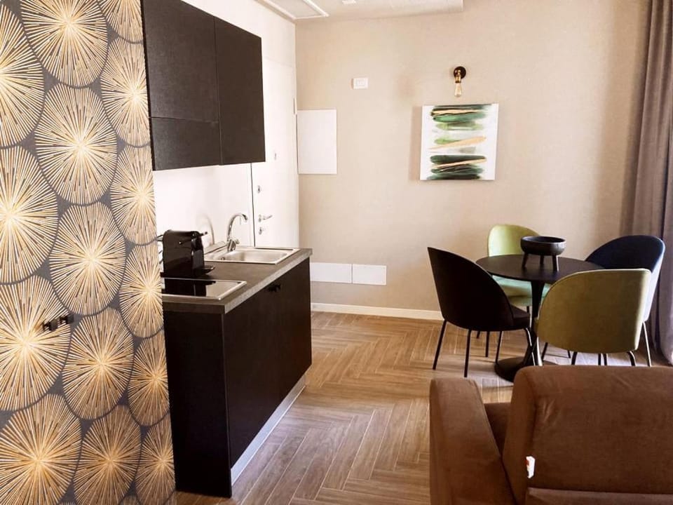 Kitchen or kitchenette, Dining area