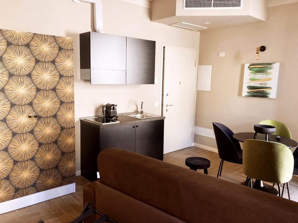 Kitchen or kitchenette, Dining area