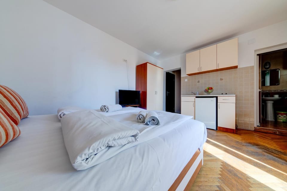 Bed, Kitchen or kitchenette, Photo of the whole room, Bedroom