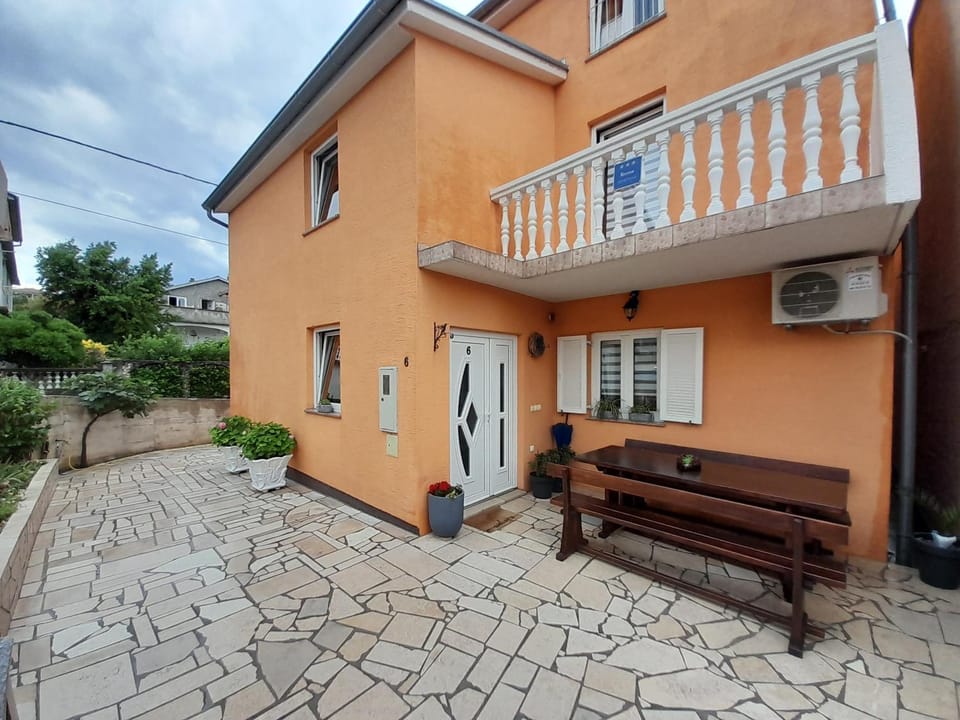 Patio, Facade/entrance