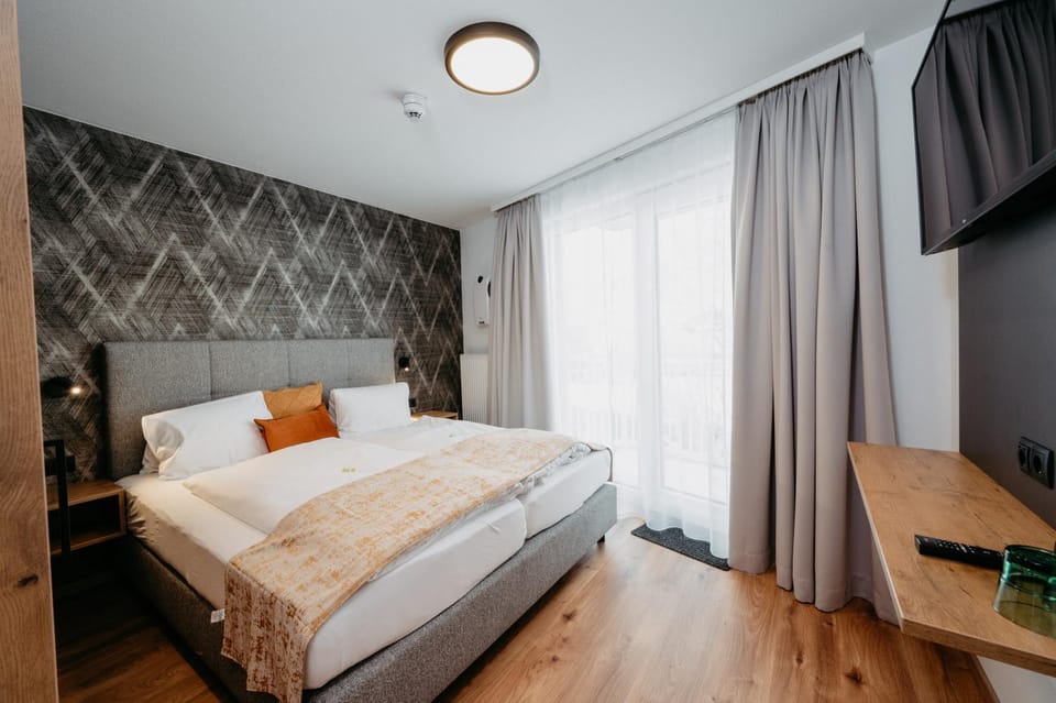 Bed, TV and multimedia, Photo of the whole room, Bedroom