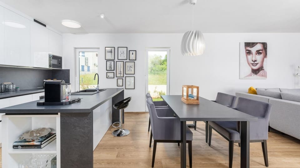Kitchen or kitchenette, Living room, Seating area, Dining area, air conditioner