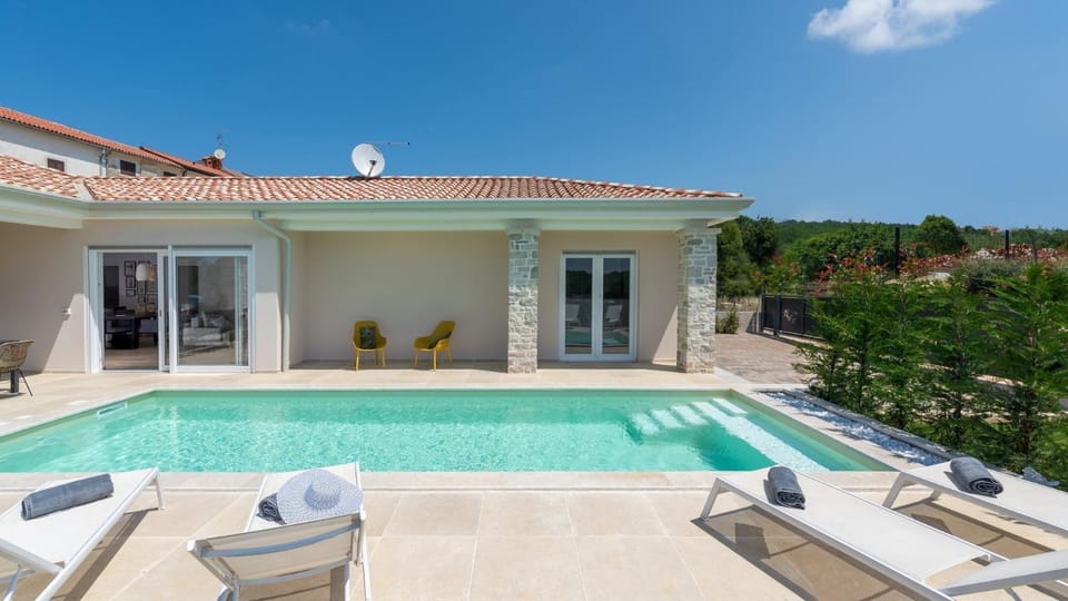 Property building, Garden, Balcony/Terrace, Seating area, Swimming pool