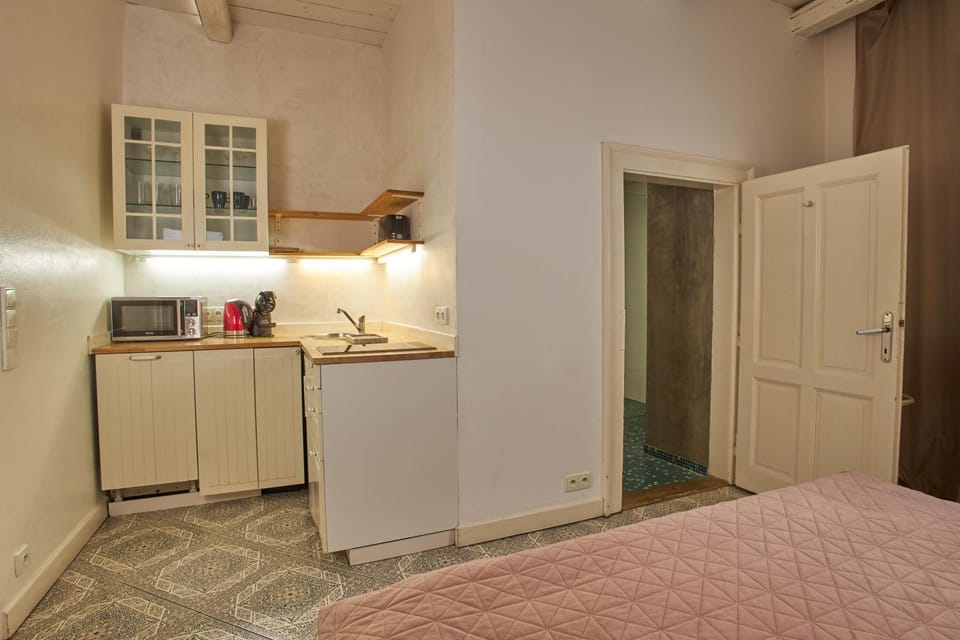 Bed, Kitchen or kitchenette, Bedroom