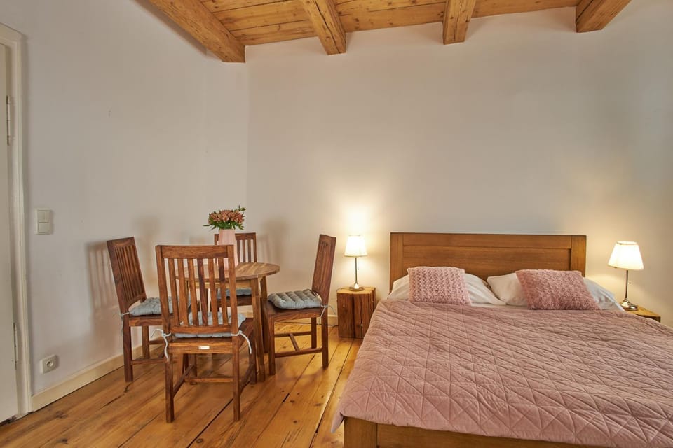 Bed, Seating area, Bedroom