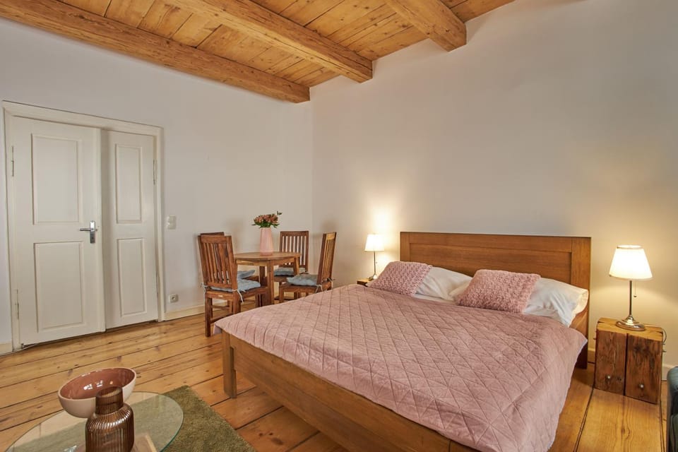 Bed, Dining area, Bedroom