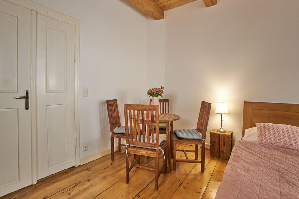 Bed, Dining area, Bedroom