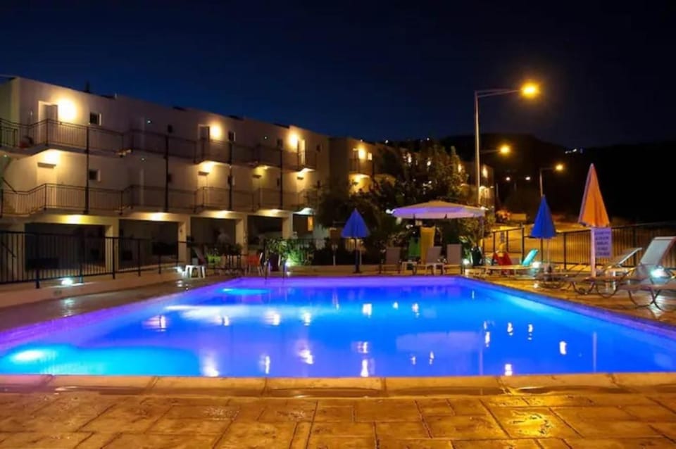 Panoramic Holidays - Deluxe 6 Apartment in Peyia