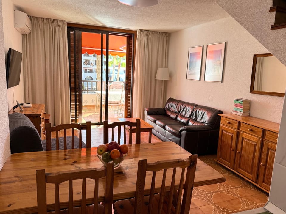 Balcony/Terrace, Balcony/Terrace, Living room, Seating area, air conditioner