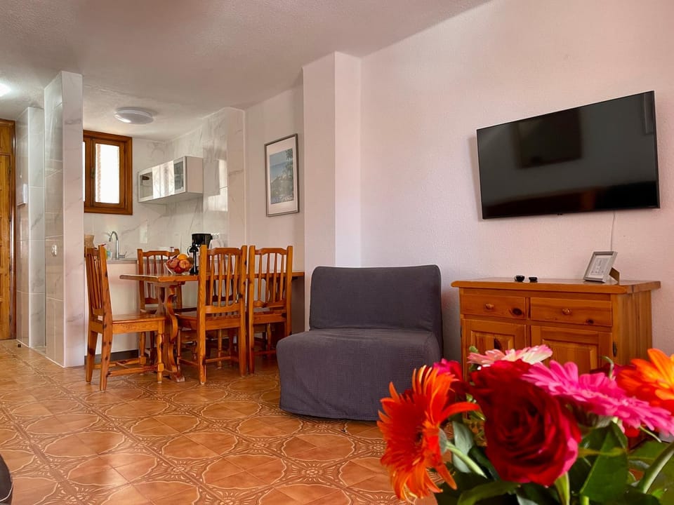 TV and multimedia, Living room, Seating area, Dining area