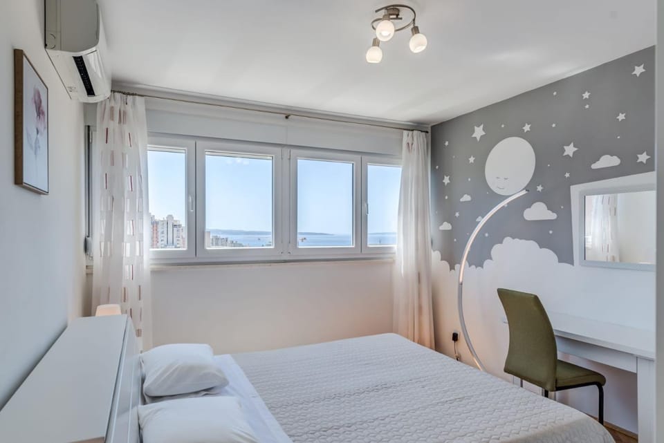 Photo of the whole room, Sea view