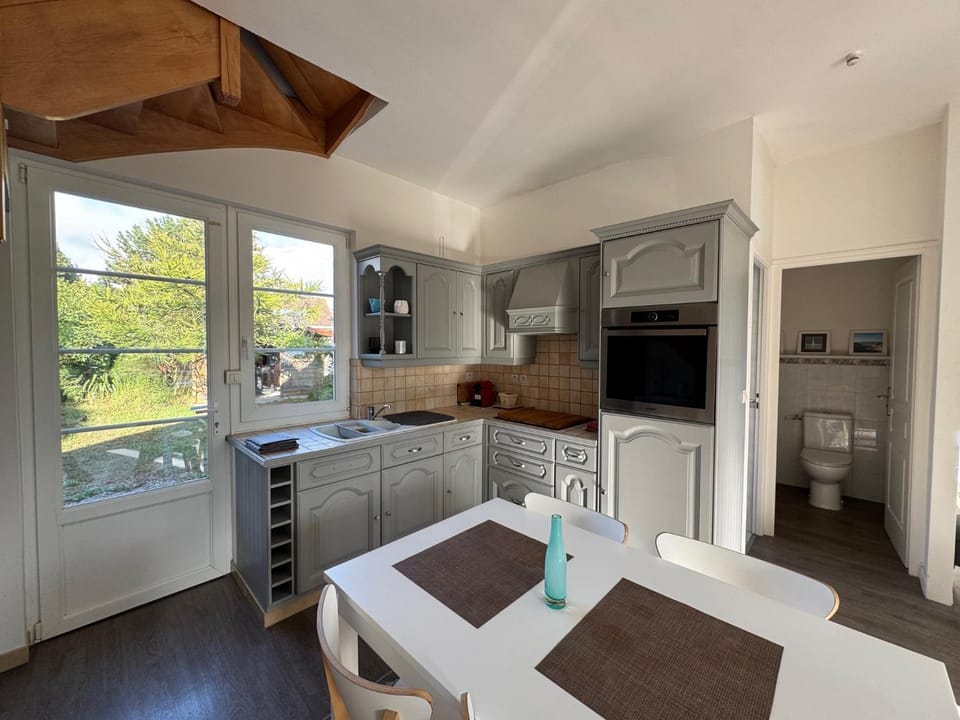 Dining area, kitchen