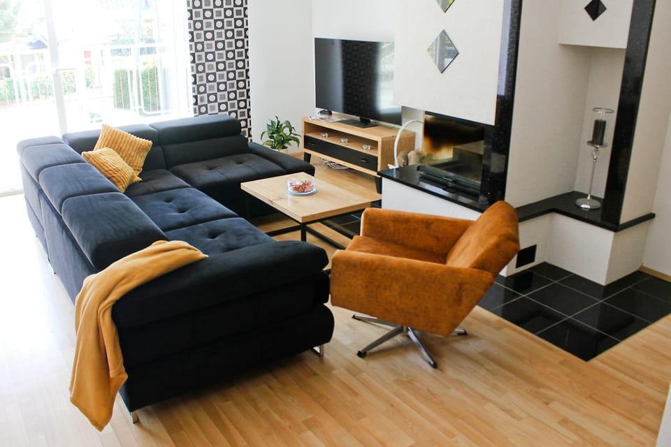 Communal lounge/ TV room, TV and multimedia, Living room, Seating area, Evening entertainment, flat iron