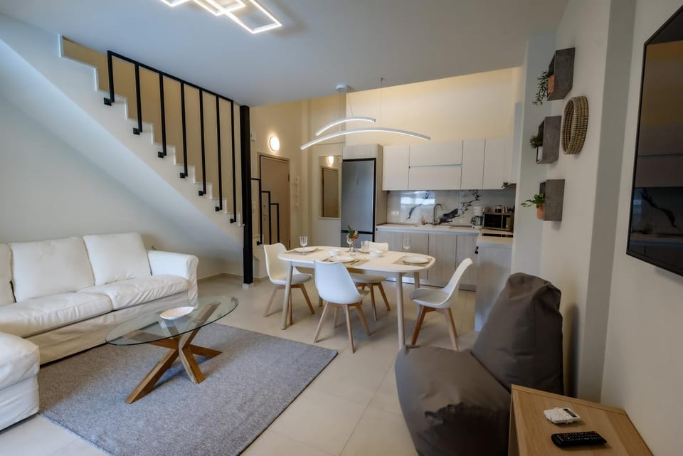 Communal lounge/ TV room, TV and multimedia, Living room, Seating area, Dining area