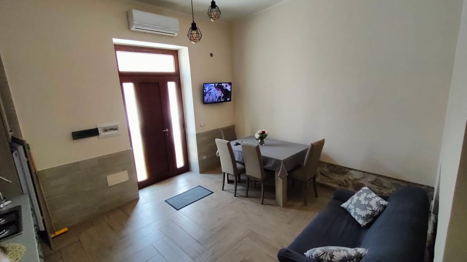 TV and multimedia, Kitchen or kitchenette, Living room, Lounge or bar, Seating area, Dining area