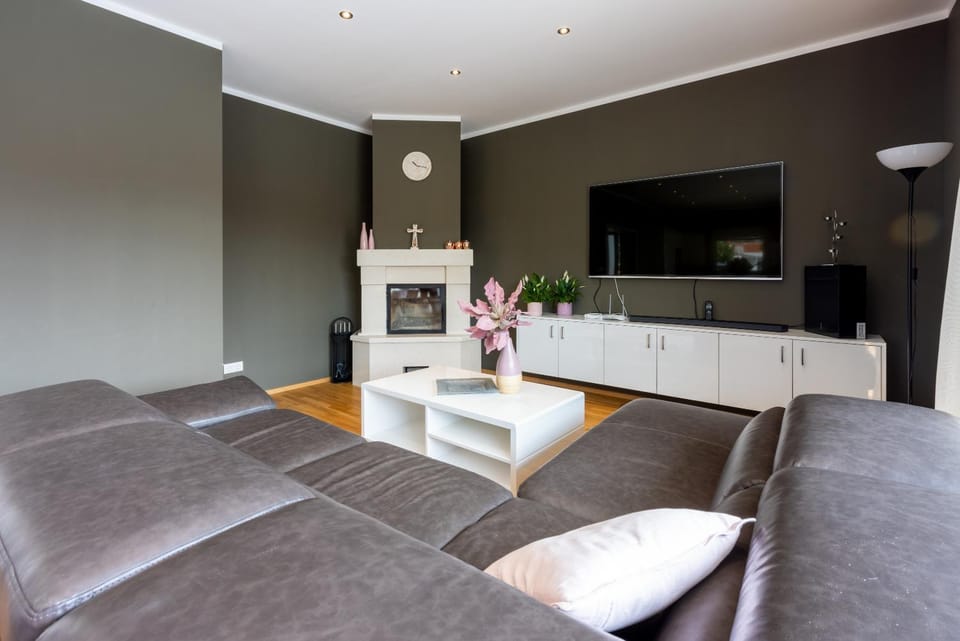 Communal lounge/ TV room, TV and multimedia, Living room, Seating area