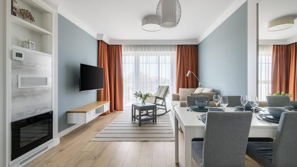 TV and multimedia, Living room, Seating area, Dining area