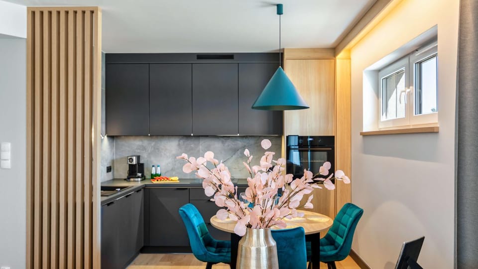 Kitchen or kitchenette, Dining area, stove