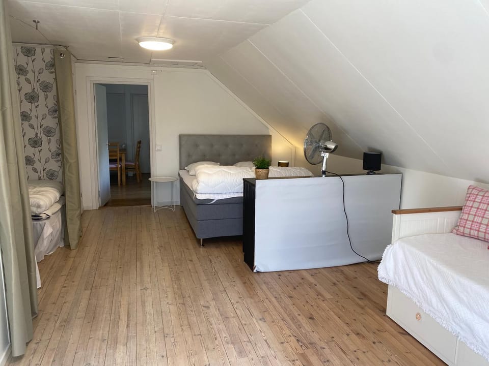 Bed, Seating area, Bedroom
