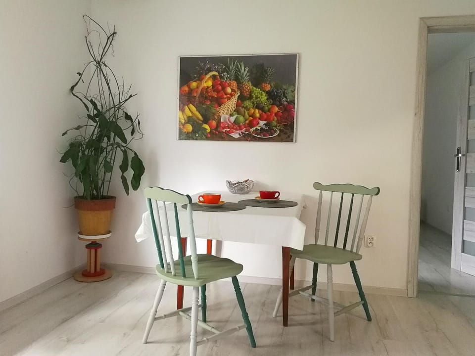Living room, Food and drinks, Seating area, Dining area, Food