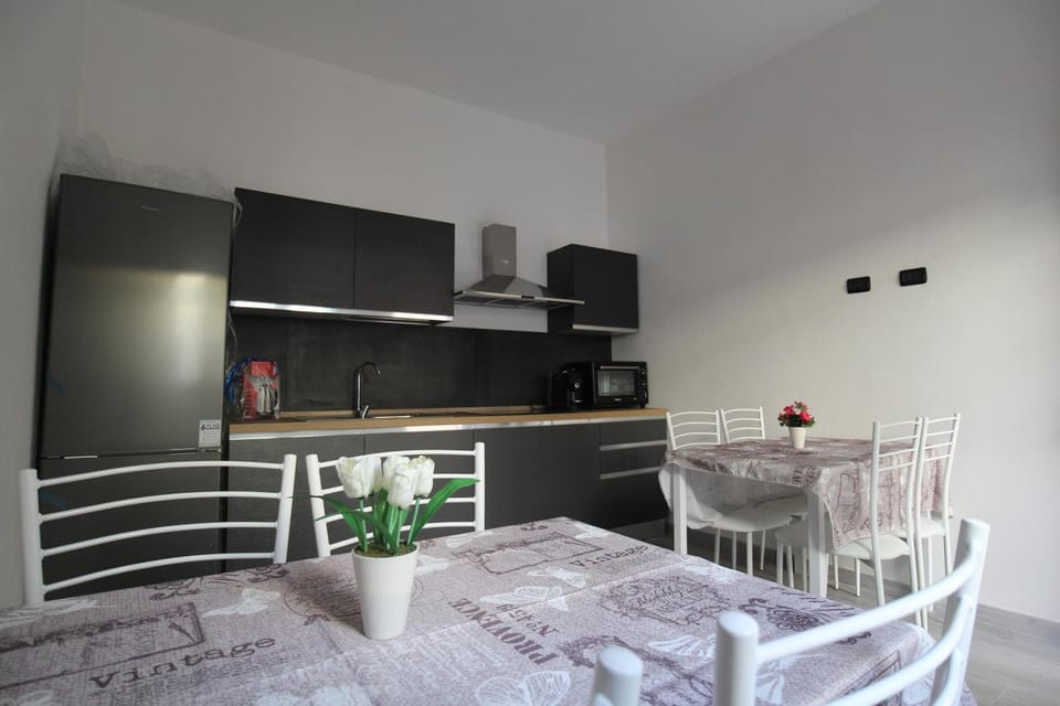 Kitchen or kitchenette, Dining area, stove