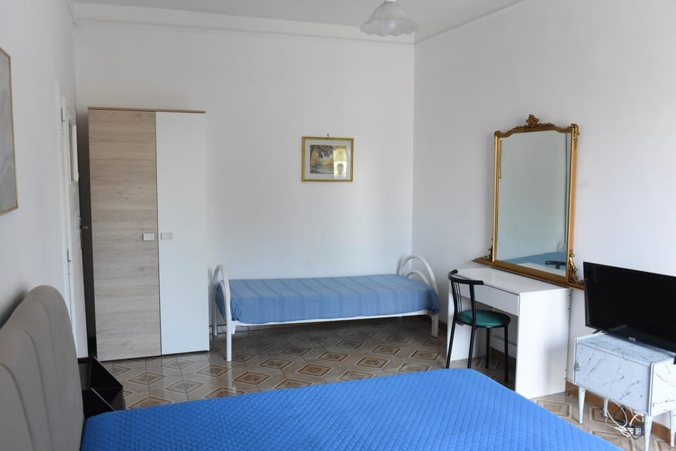 Bed, TV and multimedia, Bedroom, wardrobe