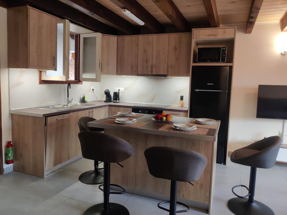 Kitchen or kitchenette, Dining area, dishwasher, minibar