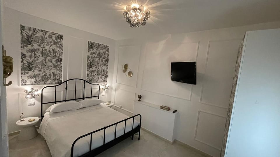 Bed, TV and multimedia, Bedroom, wardrobe