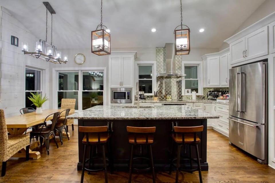 Lakefront, Saltwater Pool, Backyard Oasis, Private Dock, Home Gym House in Lake Lanier