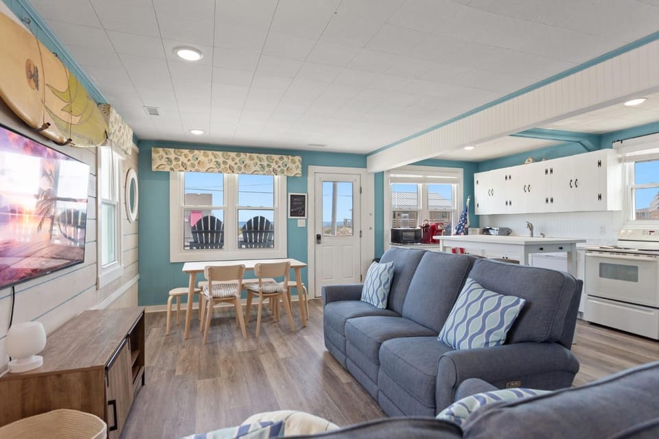 4119 - The Dolphin Boat House in Kitty Hawk