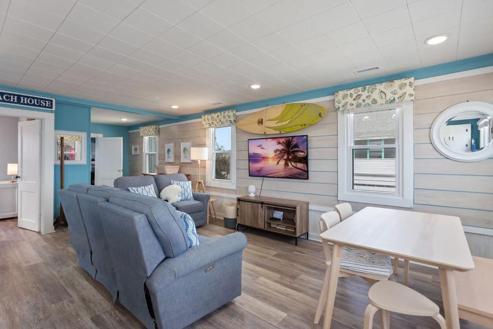 4119 - The Dolphin Boat House in Kitty Hawk