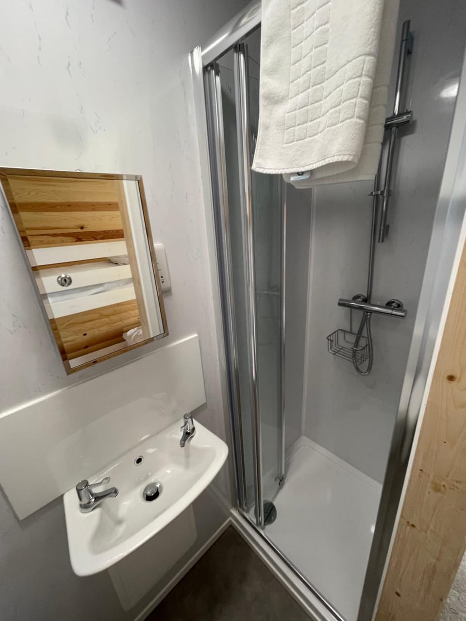Lake View Lodge Pod Apartment in Chichester