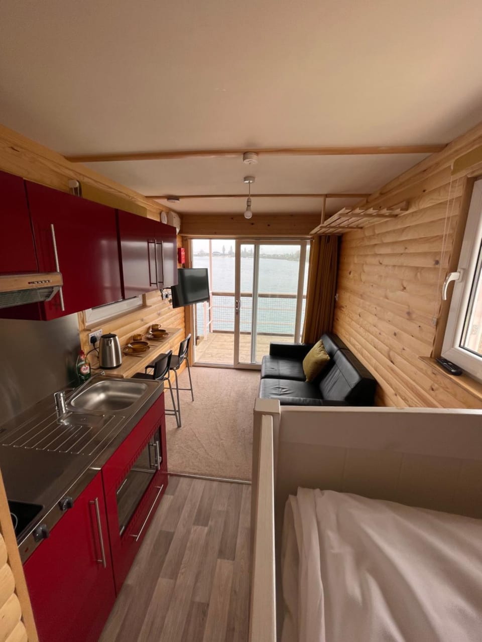 Lake View Lodge Pod Apartment in Chichester