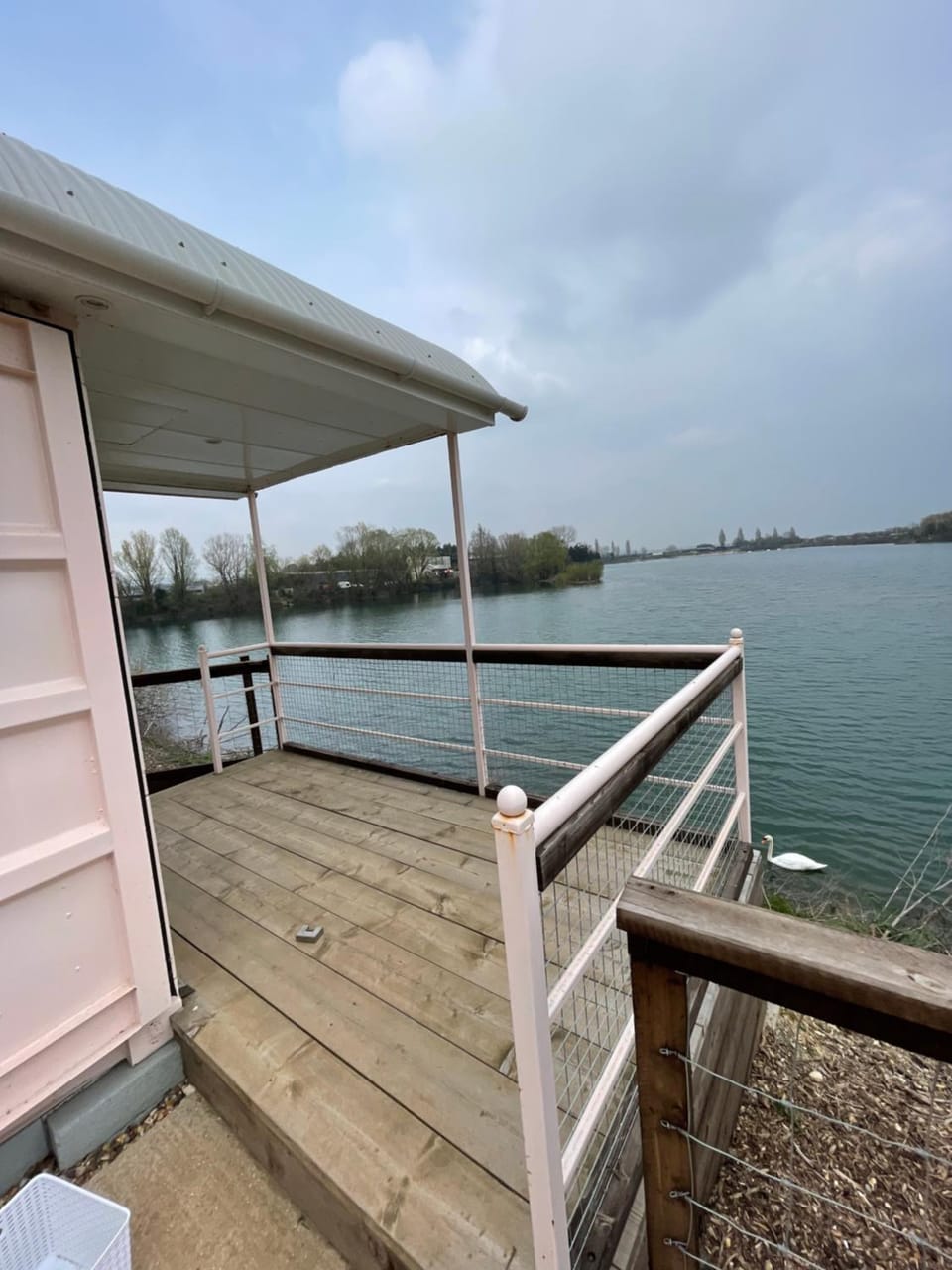 Lake View Lodge Pod Apartment in Chichester
