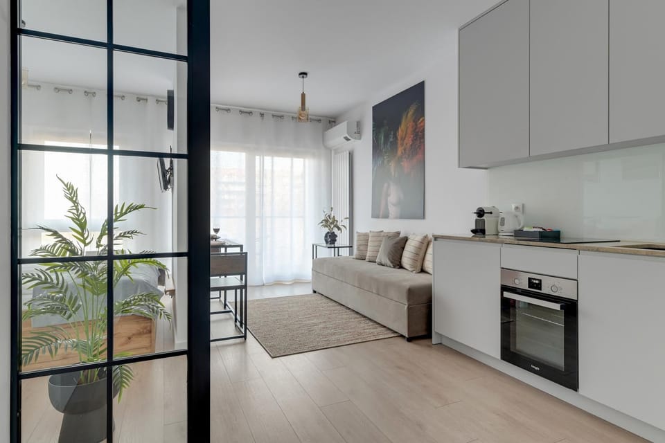 Kitchen or kitchenette, Seating area, stove